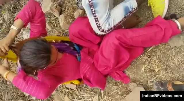 जंगल में आशिक के साथ चुदाते हुए पकड़ी गई गांव की भाभी देसी चुदाई वीडियो — screenshot 5