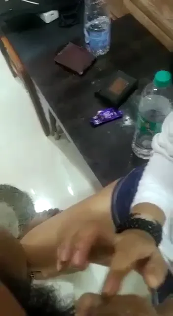 चॉकलेट लगाकर मुंबई की जवान लड़की लंड चूसती हुई देसी सेक्स ब्लू फिल्म — screenshot 2
