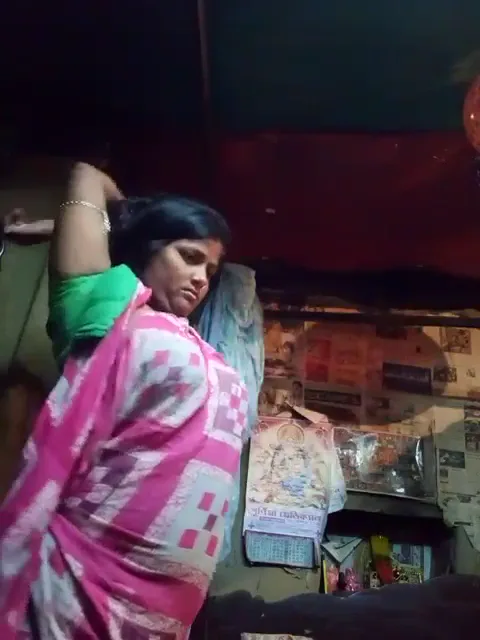 साड़ी पल्लू गिराकर ब्लाउज खोल देहाती औरत ने बड़े चुचे दबाए और दिखाए वीडियो