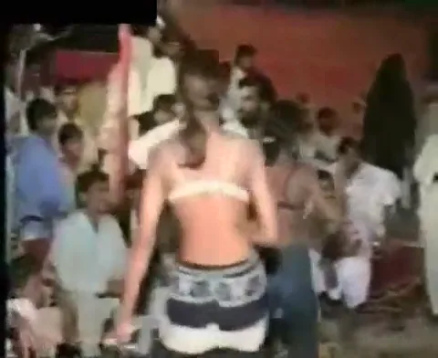 गांव के उत्सव में नचनियां चूचियां चूत खोलकर गांववालों के सामने नाचती देसी सेक्स MMS हिंदी बीएफ