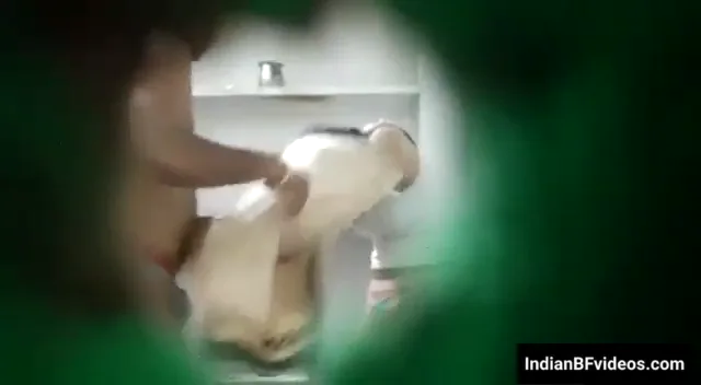 दीवार के छेद से लवर्स की जोरदार चुदाई चुपके से फिल्माई MMS वीडियो — screenshot 3