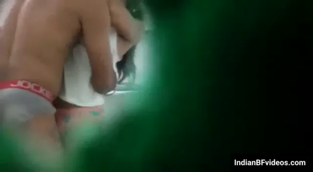 दीवार के छेद से लवर्स की जोरदार चुदाई चुपके से फिल्माई MMS वीडियो — screenshot 6