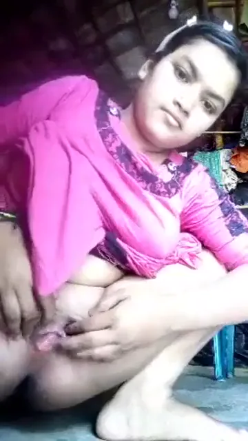 गाउन उठाकर देहाती लड़की ने गोरी गुलाबी चूत दिखाई देसी चूत वीडियो — screenshot 2