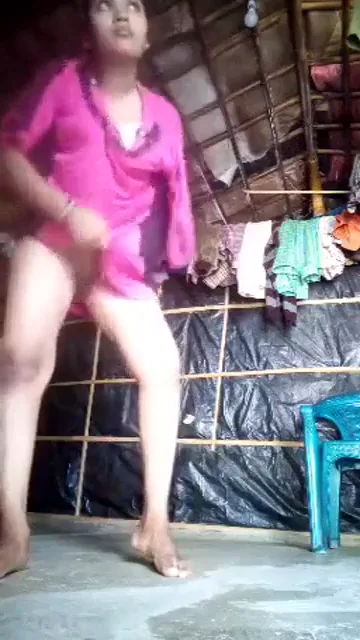 गाउन उठाकर देहाती लड़की ने गोरी गुलाबी चूत दिखाई देसी चूत वीडियो — screenshot 5