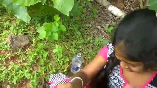 आँखों में आँखें डालकर लंड चूसती लड़की की देसी चुदाई हिंदी बीएफ ब्लू फिल्म वीडियो — screenshot 5