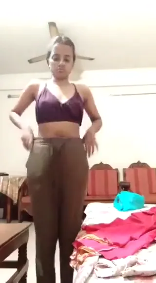 मौसेरी बहन ने नंगी होकर अपनी काली चिकनी चूत खोलकर दिखाई देसी एमएमएस — screenshot 1