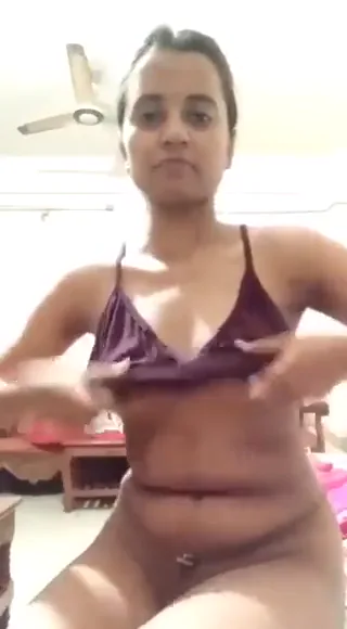 मौसेरी बहन ने नंगी होकर अपनी काली चिकनी चूत खोलकर दिखाई देसी एमएमएस — screenshot 2