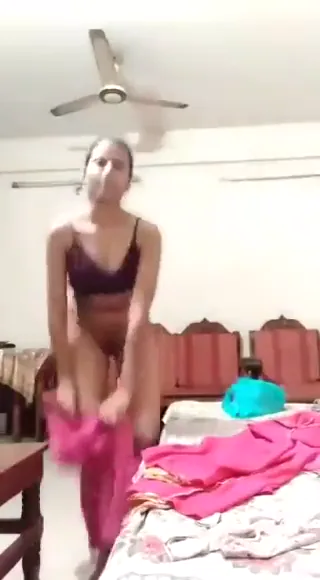 मौसेरी बहन ने नंगी होकर अपनी काली चिकनी चूत खोलकर दिखाई देसी एमएमएस — screenshot 5