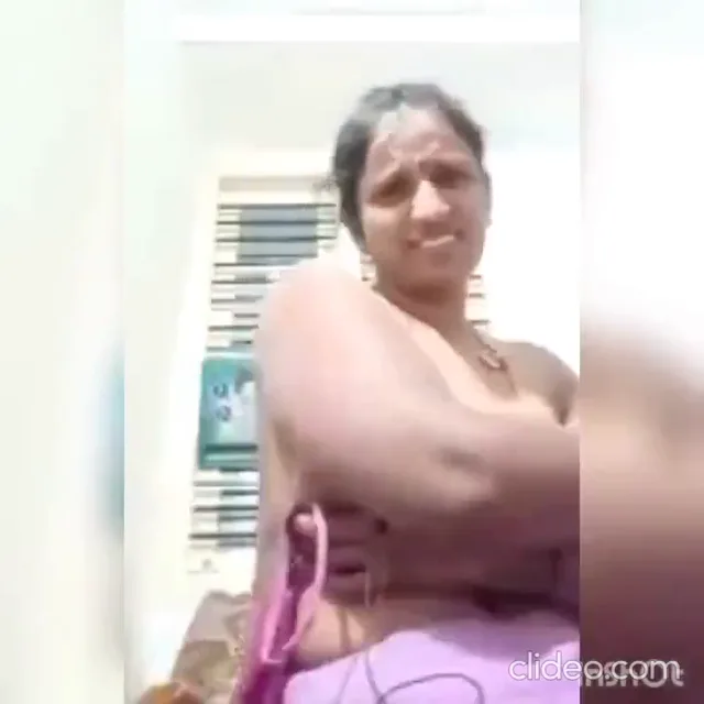 वीडियो कॉल पर वनिता आंटी ने ब्लाउज खोलकर बड़े स्तन दिखाए देसी आंटी एमएमएस — screenshot 2