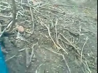 वेश्या आंटी की काली चूत खोलकर खेत में चुदाई करती देसी गांव बीएफ वीडियो — screenshot 5