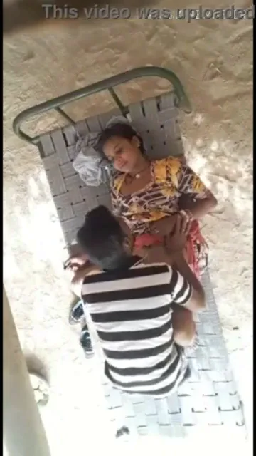 गाँव की छोरी खटिया पर लेटकर चूत चुदवाई देहाती चुदाई एमएमएस वीडियो — screenshot 2