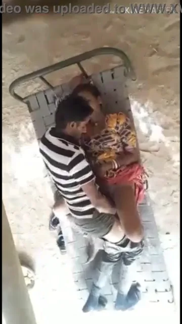 गाँव की छोरी खटिया पर लेटकर चूत चुदवाई देहाती चुदाई एमएमएस वीडियो — screenshot 3