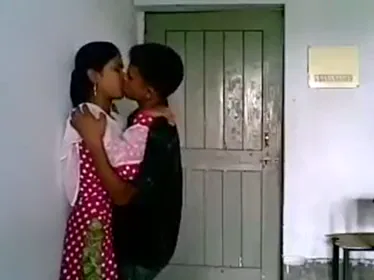 मासूम लड़की का पहला चुंबन और फिर देसी चूत चुदाई MMS वीडियो — screenshot 1
