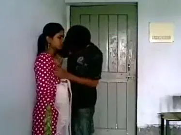 मासूम लड़की का पहला चुंबन और फिर देसी चूत चुदाई MMS वीडियो — screenshot 3