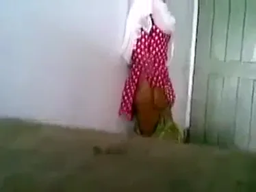 मासूम लड़की का पहला चुंबन और फिर देसी चूत चुदाई MMS वीडियो — screenshot 7