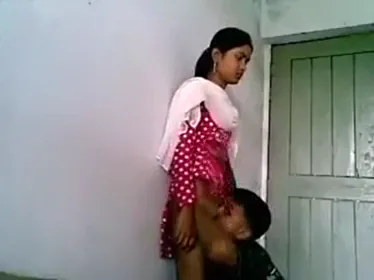 मासूम लड़की का पहला चुंबन और फिर देसी चूत चुदाई MMS वीडियो — screenshot 8