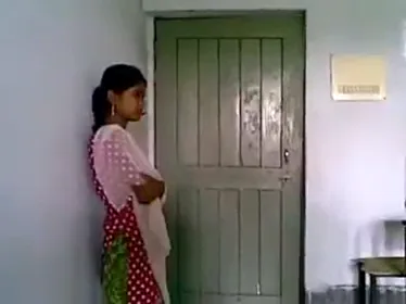 मासूम लड़की का पहला चुंबन और फिर देसी चूत चुदाई MMS वीडियो — screenshot 9
