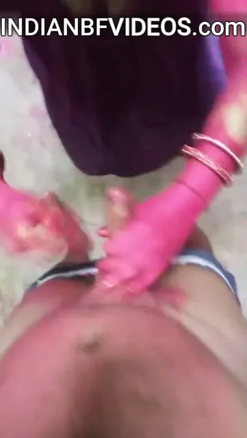 होली के दिन जेठ के लंड को रंगीन करके चूसा भाभी हिंदी बीएफ वीडियो — screenshot 3