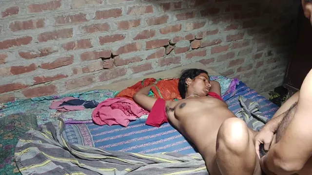 देहाती भाभी की झांट वाली चूत को पति ने जोरदार चोदा गांव वाली चुदाई — screenshot 8