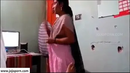 बड़े बूब्स वाली गर्लफ्रेंड की चूत शहद लगा चाटते हुए देसी चुदाई MMS वीडियो — screenshot 5