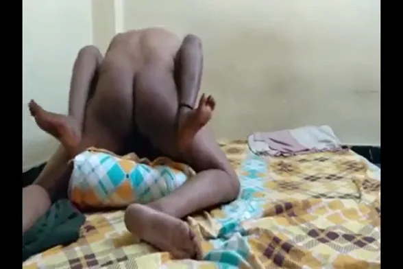 छोटी बहन के ऊपर चढ़कर जोरदार चुदाई करते भाई की देसी सेक्स ब्लू फिल्म — screenshot 6