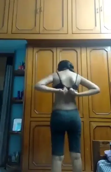 चड्डी में हाथ डालकर चुदासी लड़की ने खड़े खड़े चुदास मिटाई देसी BF MMS — screenshot 1