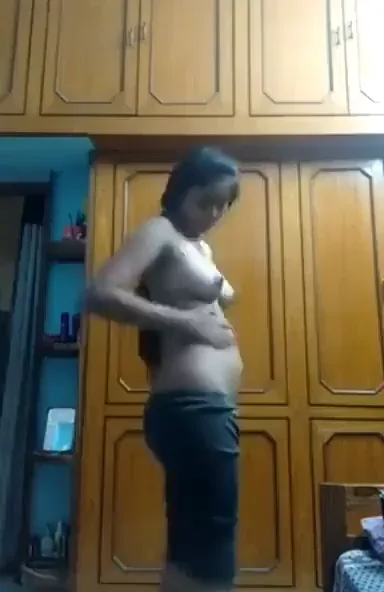 चड्डी में हाथ डालकर चुदासी लड़की ने खड़े खड़े चुदास मिटाई देसी BF MMS — screenshot 2