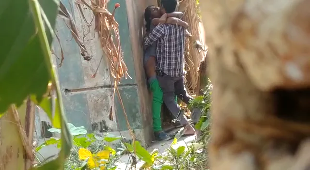 बिल्डिंग पीछे चोरी छिपे लवर्स की चुदाई चुपके से देखें देसी MMS ब्लू फिल्म