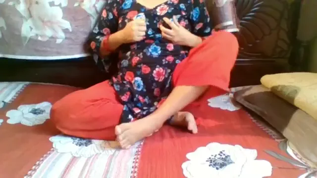 लड़के के सामने चूत मसलती आंटी की देहाती चुदाई आंटी सेक्स ब्लू फिल्म — screenshot 1