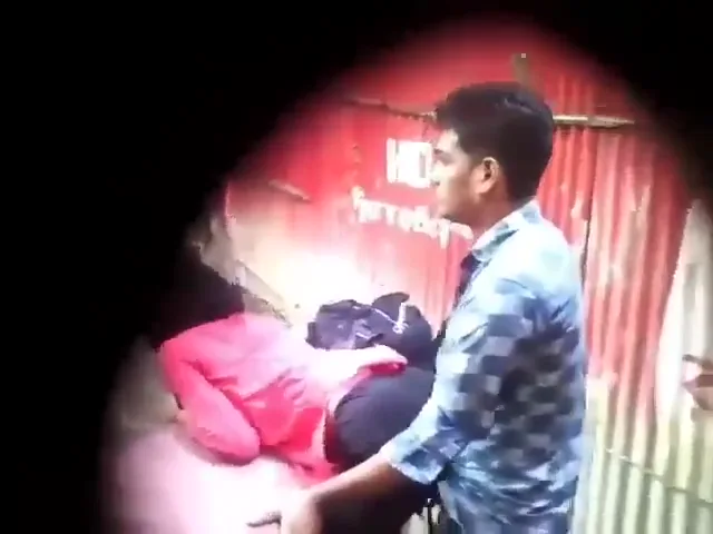 पब्लिक जगह पर चुपके से कॉलेज लवर्स की देसी चुदाई चोदाई MMS ब्लू फिल्म — screenshot 2