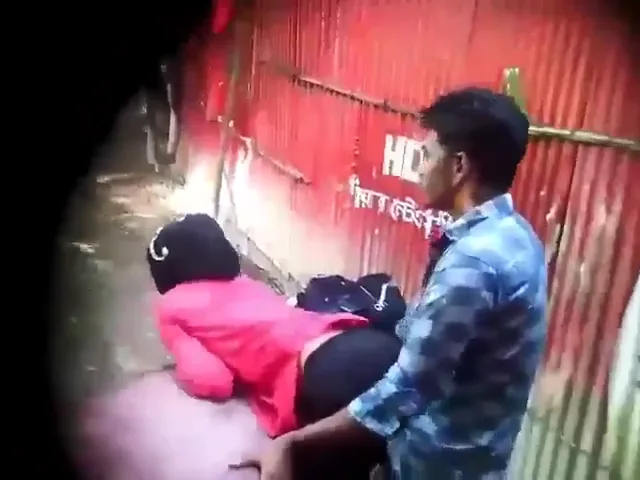 पब्लिक जगह पर चुपके से कॉलेज लवर्स की देसी चुदाई चोदाई MMS ब्लू फिल्म — screenshot 3