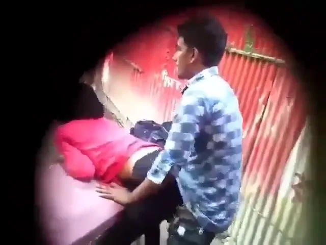 पब्लिक जगह पर चुपके से कॉलेज लवर्स की देसी चुदाई चोदाई MMS ब्लू फिल्म — screenshot 5