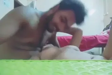 मोटी गांड वाली देसी गर्लफ्रेंड के साथ बॉयफ्रेंड की जबरदस्त चुदाई हिंदी बीएफ वीडियो — screenshot 1