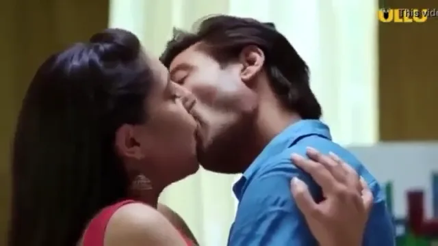 बेवफा देसी बीवी गैरमर्द से जोरदार चुदाई करती हुई ब्लू फिल्म — screenshot 4