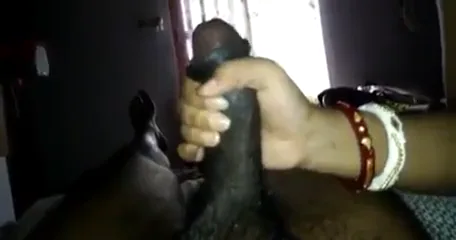 चिकनी जवान भाभी जेठ के काले मोटे लंड से मजे लेते हुए देसी चुदाई वीडियो — screenshot 2