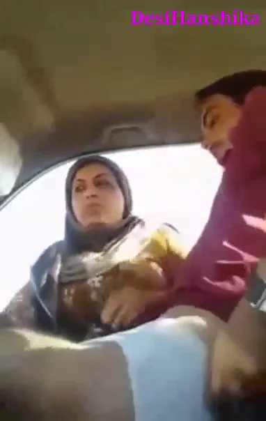 मौसी को कार में लंड चुसवाकर चूत चोदा देसी सेक्स वीडियो — screenshot 1