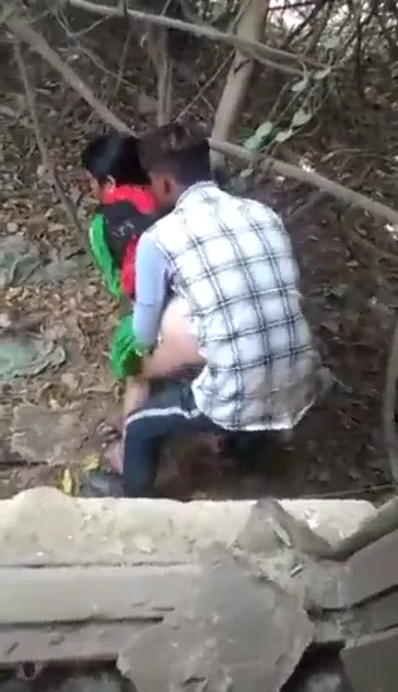 झाड़ियों में चुदवाती हुई देसी रंडी पकड़ी गई गांव चुदाई वीडियो — screenshot 1