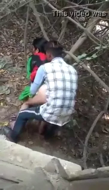 झाड़ियों में चुदवाती हुई देसी रंडी पकड़ी गई गांव चुदाई वीडियो — screenshot 2