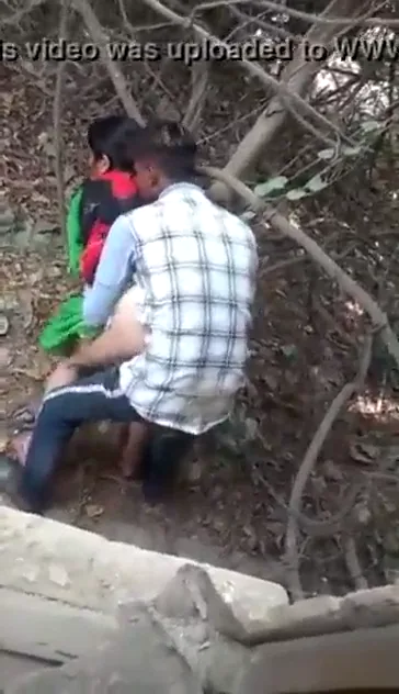 झाड़ियों में चुदवाती हुई देसी रंडी पकड़ी गई गांव चुदाई वीडियो — screenshot 3