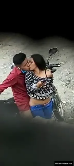 बाइक के पीछे छुपकर लवर्स ने सीक्रेट सेक्स किया गांव की देहाती चुदाई MMS ब्लू फिल्म — screenshot 1