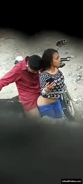 बाइक के पीछे छुपकर लवर्स ने सीक्रेट सेक्स किया गांव की देहाती चुदाई MMS ब्लू फिल्म — screenshot 2