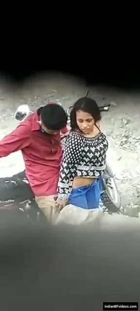बाइक के पीछे छुपकर लवर्स ने सीक्रेट सेक्स किया गांव की देहाती चुदाई MMS ब्लू फिल्म — screenshot 3