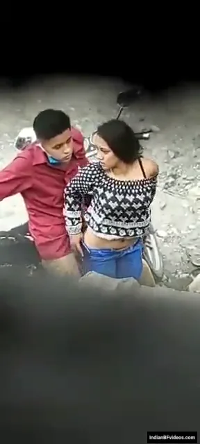 बाइक के पीछे छुपकर लवर्स ने सीक्रेट सेक्स किया गांव की देहाती चुदाई MMS ब्लू फिल्म — screenshot 4