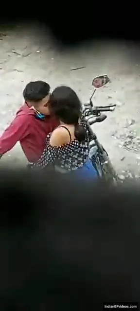 बाइक के पीछे छुपकर लवर्स ने सीक्रेट सेक्स किया गांव की देहाती चुदाई MMS ब्लू फिल्म — screenshot 5
