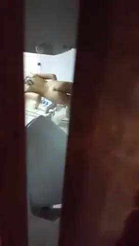 दोस्त की बहन को नंगी नहाते हुए देखकर लंड खड़ा हो गया देसी बीएफ वीडियो — screenshot 1