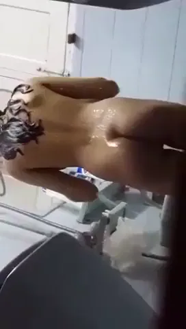 दोस्त की बहन को नंगी नहाते हुए देखकर लंड खड़ा हो गया देसी बीएफ वीडियो — screenshot 3