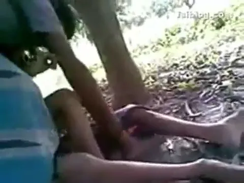 मस्तीखोर देहाती लड़की ने दो लूंगी धारी लड़कों के साथ आउटडोर थ्रीसम सेक्स किया वीडियो — screenshot 2