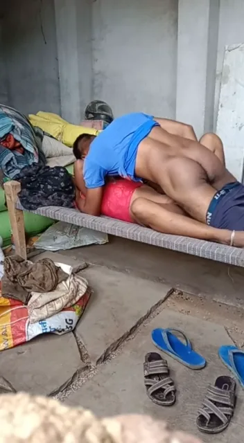 तबेले के अंदर देसी विलेज भाभी की गांड मारकर चुदाई की देहाती वीडियो — screenshot 1