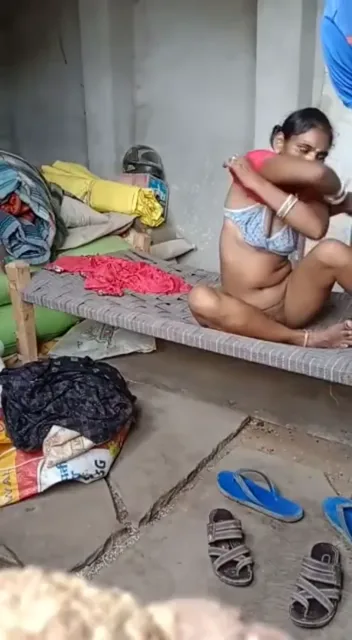तबेले के अंदर देसी विलेज भाभी की गांड मारकर चुदाई की देहाती वीडियो — screenshot 2