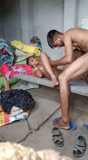 तबेले के अंदर देसी विलेज भाभी की गांड मारकर चुदाई की देहाती वीडियो — screenshot 3